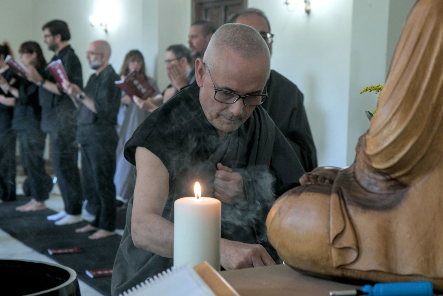 Ervigio ofreciendo incienso en la ceremonia de precepto del Bodhisattva, 2025.